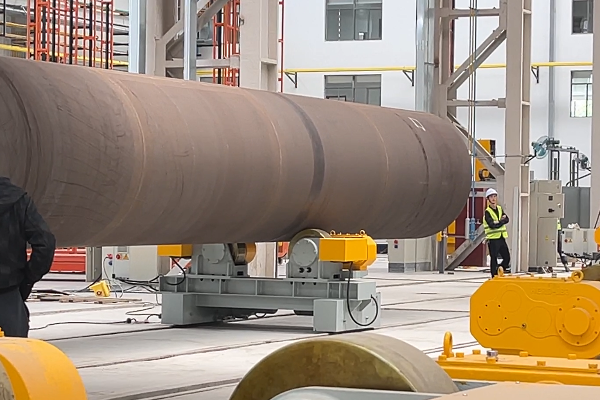 soudeuse de girth de tour éolienne ABOKE fonctionnant dans une installation de fabrication lourde